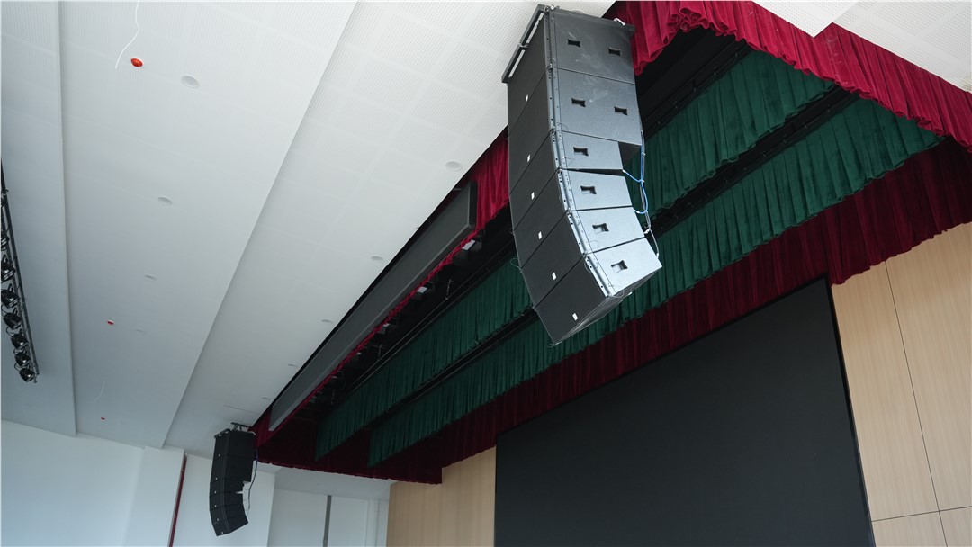 報告廳擴聲選型：線陣列“音箱組合”與“音柱”到底有何區(qū)別？